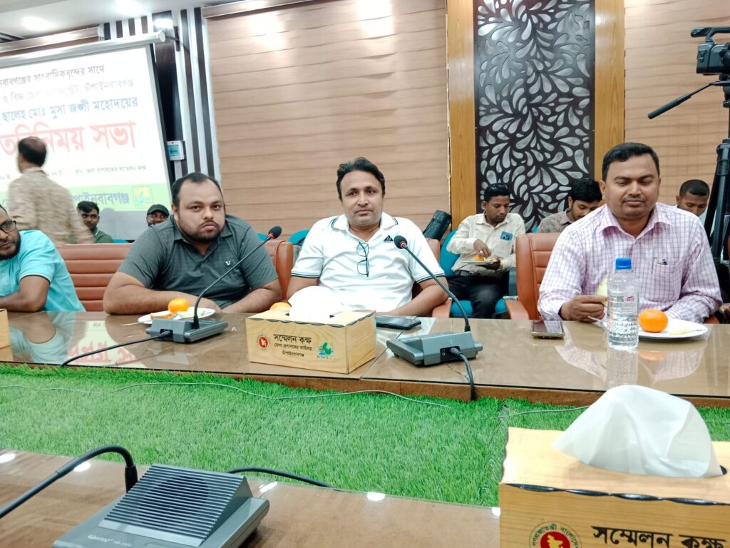 চাঁপাইনবাবগঞ্জের নবাগত জেলা প্রশাসকের সাথে সাংবাদিকদের মতবিনিময় সভা অনুষ্ঠিত ।