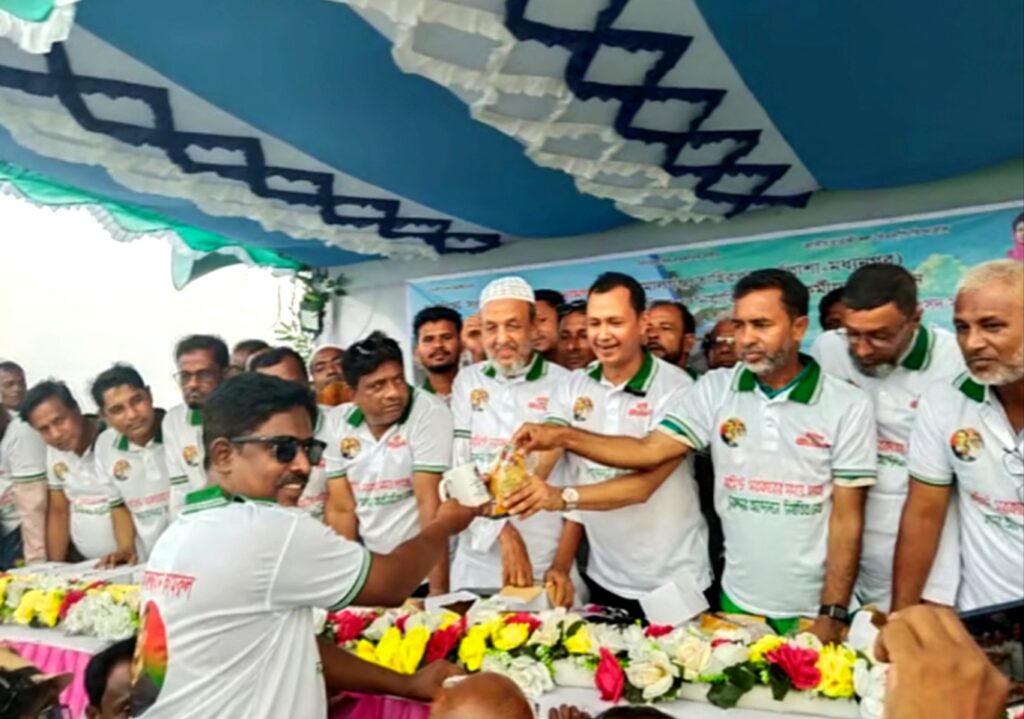আওয়ামী লীগ সরকারের আমলে মামলা, হামলার শিকার নেতা-কর্মীদের নিয়ে হাওরে এমপির মিলন মেলা