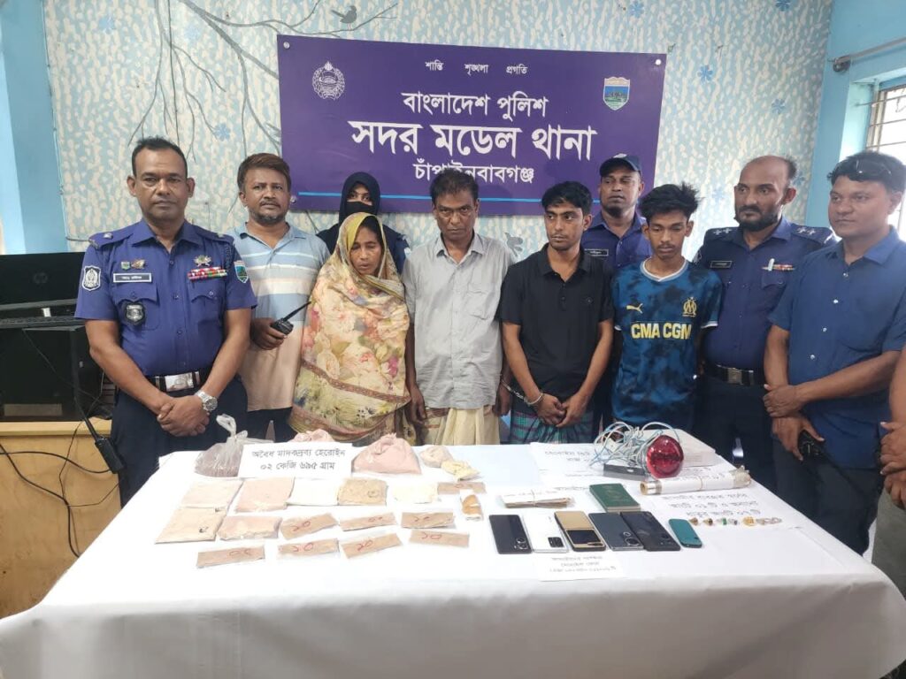 চাঁপাইনবাবগঞ্জে হেরোইন সহ সাবেক ইউপি সদস্যর পরিবারের ৪ জন গ্রেফতার 