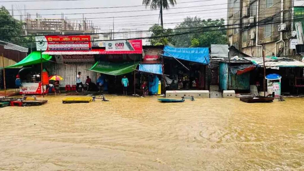 চট্টগ্রামে ভারী বর্ষণে তলিয়ে গেছে নিন্মাঞ্চল, বাসাবাড়িতে  পানি ঢুকে চরম দুর্ভোগে