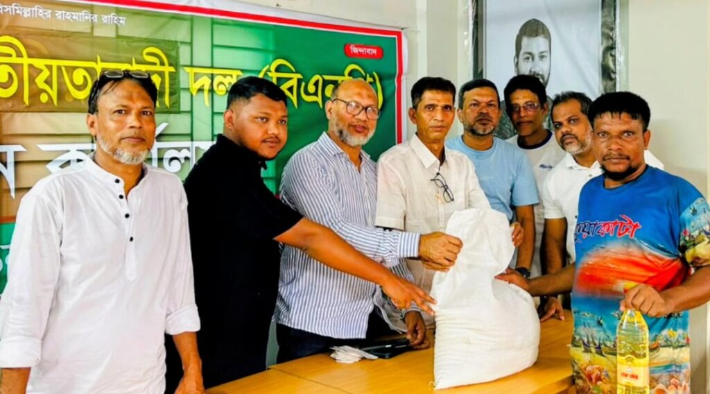 ইপিজেডে অর্থ মন্ত্রী আমীর খসরু’র পক্ষে বিএনপির উপহার সামগ্রী বিতরণ