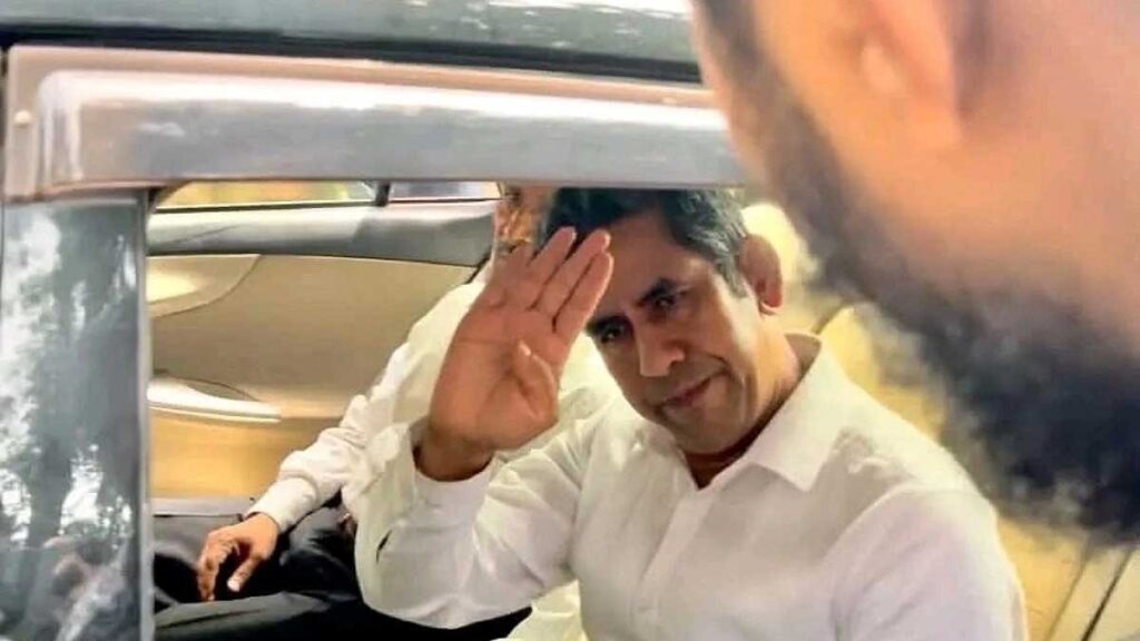 শিক্ষার্থীদের আন্দোলনের মুখে   চুয়েট ক্যাম্পাসে ফিরলেন সাবেক  ভিসি, স্লোগানে বরণ