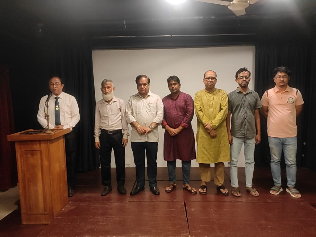 চার্লি চ্যাপলিন কমেডি সিনেমার মাধ্যমে আমাদের জাগ্রত করেছেন।